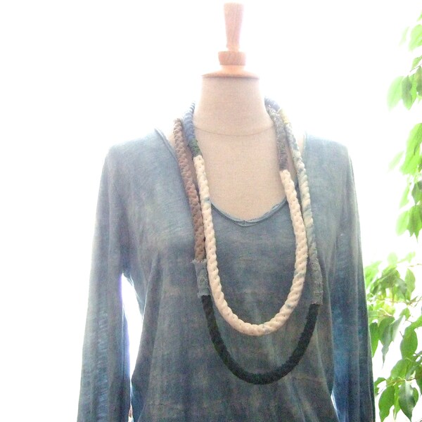 Collier en tissus anciens avec teinture végétale en multirangs de lin chanvre et coton cousus main, inspiration Boro Sashiko moderne