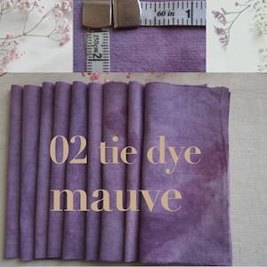 Un morceau de tissu mauve plié avec un motif tie-dye, portant le texte 02 tie dye mauve. Un ruban à mesurer est visible en haut, indiquant la densité du tissu.
Coupon de tissu ancien teint avec des plantes pour réaliser des broderies, patchwork, créations textiles.
Création et fabrication en France de Dyeing2meetu sur Etsy