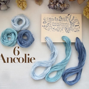 Trois échevettes de fil de coton à broder mouliné 6 brins de 8 mètres de long, dans des tons gradués de bleu.
Les fils sont présentés sur une carte avec la marque "Dyeing2meetU". Ils sont teints à la main en France. Pour commander il faut sélectionner "6 - Ancolie"