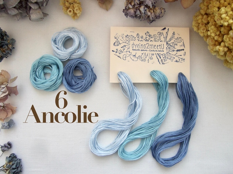 Trois échevettes de fil de coton à broder mouliné 6 brins de 8 mètres de long, dans des tons gradués de bleu.
Les fils sont présentés sur une carte avec la marque "Dyeing2meetU". Ils sont teints à la main en France. Pour commander il faut sélectionner "6 - Ancolie"