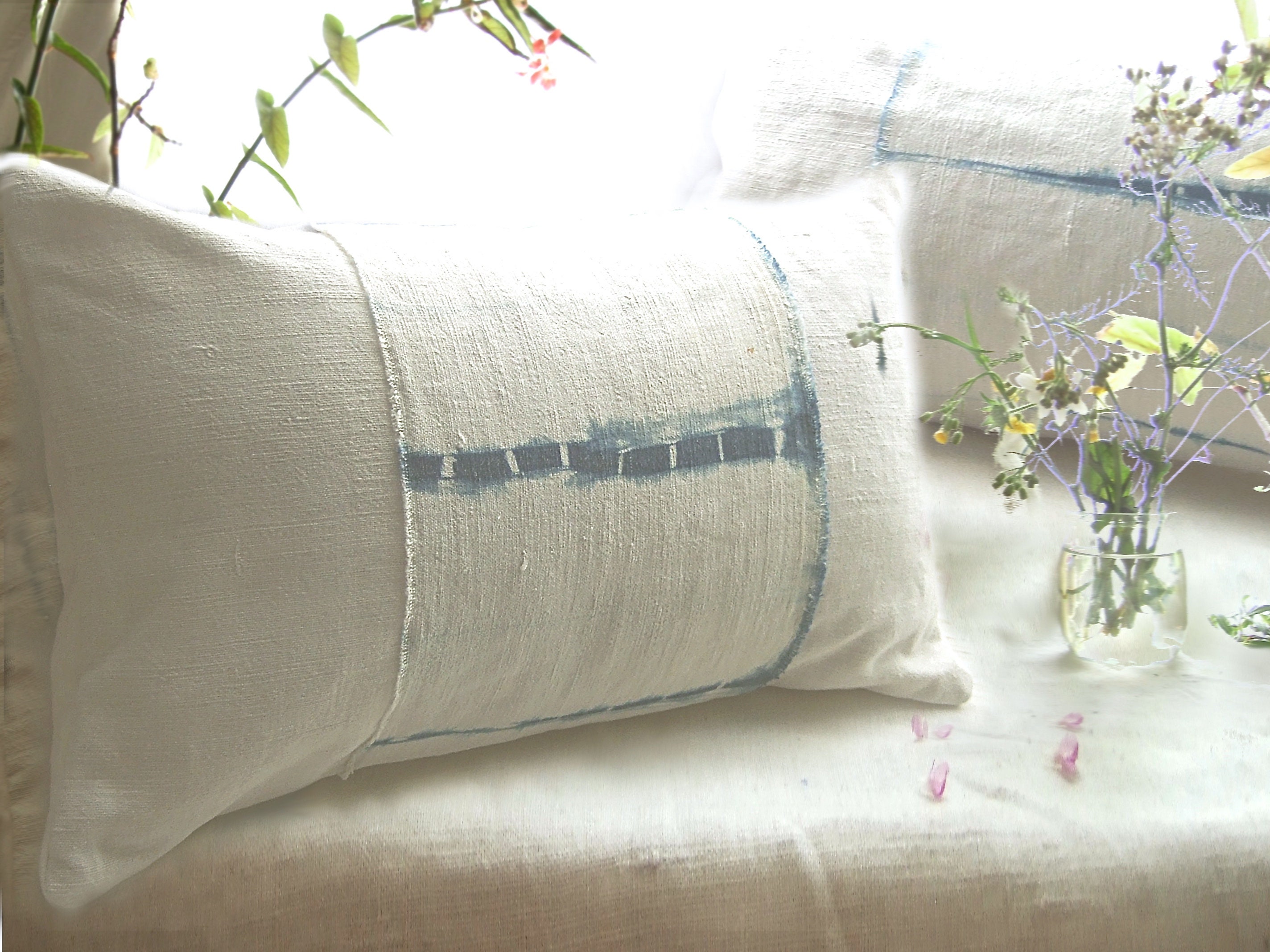 Coussin en Lin Français Ancien, Coussin Lombaire, Housse Faite et Teinte à La Main avec de L'indigo 