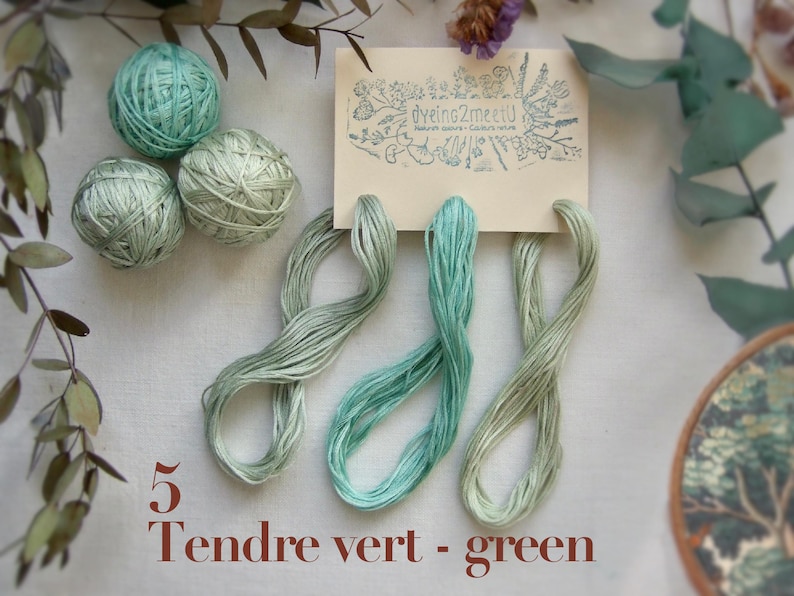 Trois échevettes de fil de coton à broder mouliné 6 brins de 8 mètres de long, dans des tons gradués de vert.
Les fils sont présentés sur une carte avec la marque "Dyeing2meetU". Ils sont teints à la main en France. Pour commander il faut sélectionner "5 - Tendre vert - green"