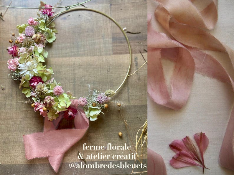 May include: A circular gold metal hoop adorned with dried flowers in shades of pink, green, and white, featuring a dusty pink silk ribbon tied at the bottom. The text "ferme florale & atelier cr&eacute;atif @alombredesbleuets" is printed at the bottom.