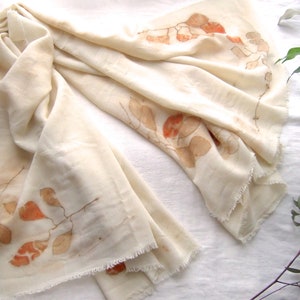 Großer Ecoprint-Schal aus Wolle und pflanzlich gefärbtem Beige-Rost mit Blattprints RACCOMMODEE Bild 2