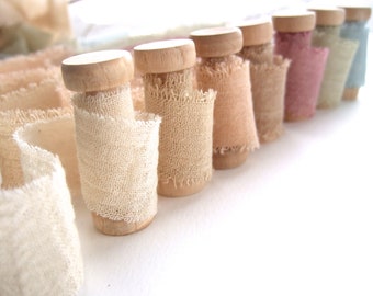 Biologisch katoenen crêpe lint met botanische kleurstof, ecru / ivoor / champagne / karamel / roze / groen / blauw, ruwe rand, L: 140 of 280 cm, vegan
