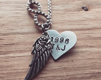 Collar de ala rosa de corazón infinito estampado a mano con iniciales y fecha de aniversario
