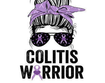 Op de afbeelding: Grafische illustratie van een vrouwengezicht met een rommelige knot en zonnebril. De zonnebril heeft een sterrenpatroon met paarse bewustzijns linten. De tekst "COLITIS WARRIOR" wordt vetgedrukt, in zwart, met een paars lintsymbool weergegeven.