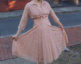 1950's Stunning Pale Pink Mauve Lace 2pc Full Skirt Dress with Lace Crop Jacket Bridesmaid Wedding Sweet 16 Party Tea Party Shower Romantic