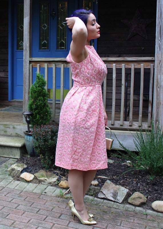 1950's pink & gold lace sleeveless dress wiggle d… - image 3