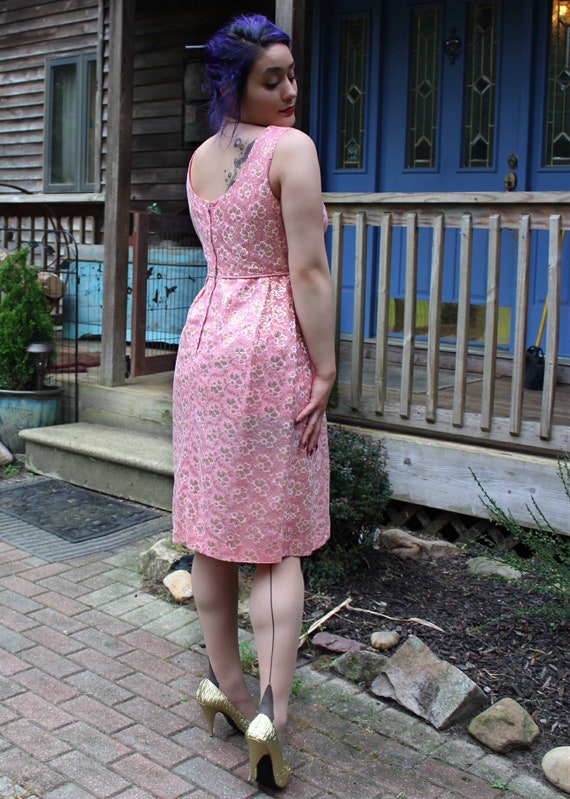 1950's pink & gold lace sleeveless dress wiggle d… - image 4