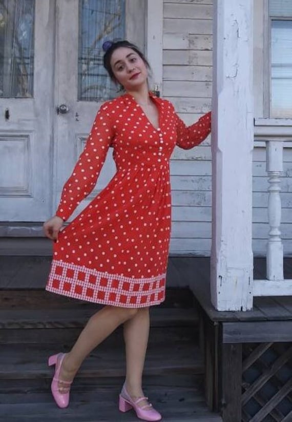 Robe blanche a pois rouge sale