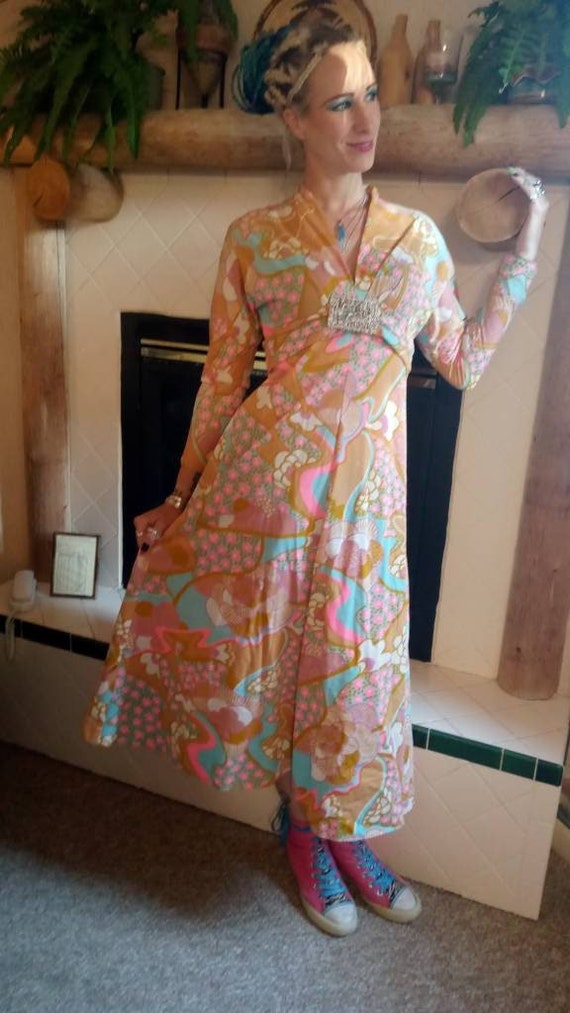 1970s Hostess Gown boho hippie funky and fun size 