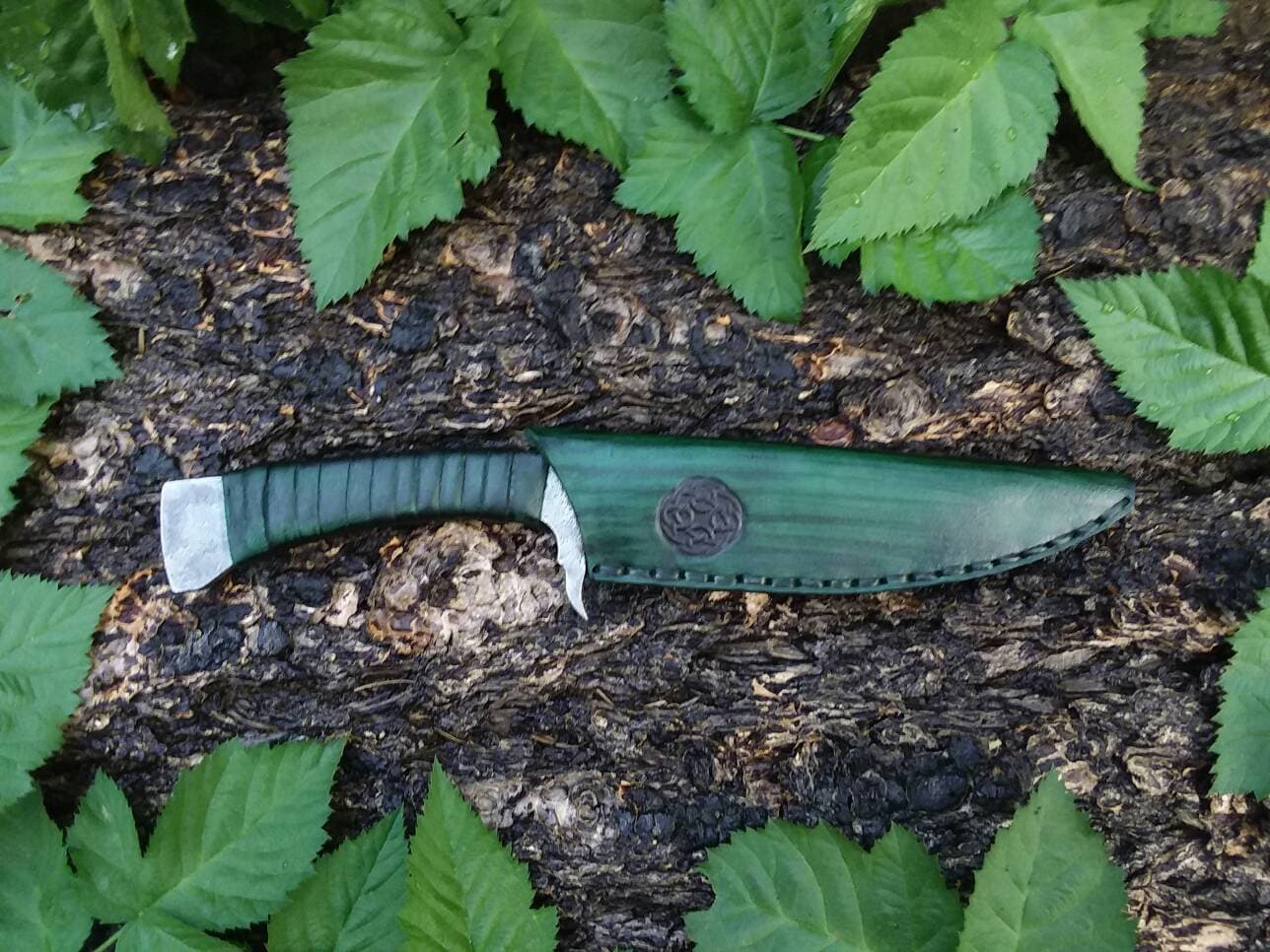 Integral guarded field knife and sheath hand