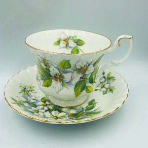 ROYAL ALBERT White Trillium Footed Teacup and Saucer Bone China England ca 1950 4Btc159