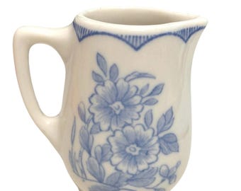 vintage SYRACUSE restaurant CREAMER blue & white 92-D Gs1B-92D