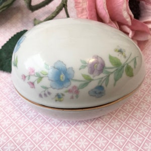 Sweet EGG Shaped TRINKET BOX porcelain Made in Japan Giftware Gs6D-13
