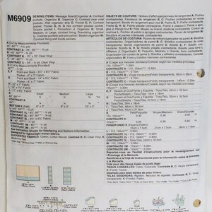 Puede incluir: Un patr&oacute;n de costura para un organizador de tablero de mensajes con bolsillos y un bolsillo de vinilo transparente de contraste. El patr&oacute;n incluye instrucciones para cortar y coser la tela, as&iacute; como una lista de los materiales necesarios. El patr&oacute;n est&aacute; dise&ntilde;ado para telas ligeras tejidas.