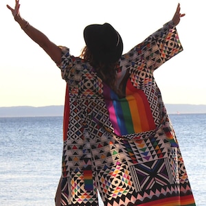 Kimonojack regenboog: Pride-cape van bamboezijde, strandkleed