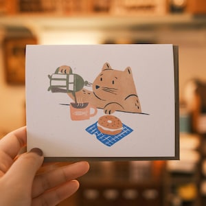 Coffee Cat (brun) Carte De Vœux | Carte postale, Carte Pensée à vous, Cartes vierges, Carte confortable, Carte Hygge, Carte chat, Jolie carte de voeux