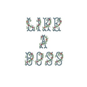 Puede incluir: La frase "LIKE A BOSS" se muestra en punto de cruz sobre un fondo blanco. Las letras, de color verde azulado apagado, están adornadas con rosas rojas y hojas verdes. El diseño general tiene una estética vintage y artesanal.