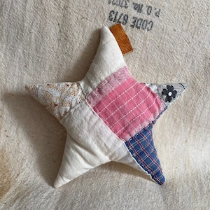 5 1/2&quot; Christmas Star Accent Pillow ~ Quilted Star Bowl Filler ~ Vintage Quilt Top Star Pillow ~ Cutter Quilt Upcyle ~ Accent Christmas Star
