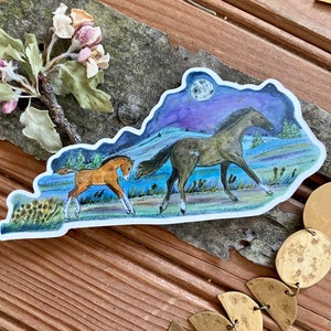 Kentucky State Umriss Aufkleber Autoaufkleber Laufende Pferde Nachthimmel Landschaft Berge Bunte KY Kunst Aquarell Illustration Blaues Gras