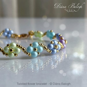 Peut inclure: Un bracelet délicat composé de petites perles de couleur pastel disposées en forme de fleur. Le bracelet est fait de perles dorées et d'un fermoir. Le bracelet s'appelle "Twisted flower bracelet - © Diana Balogh".