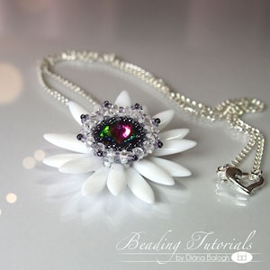 Op de afbeelding: Een witte kralenbloem ketting met een iriserende paarse en groene kristal in het midden. De ketting is aan een zilveren ketting met een hartvormige sluiting. Beading Tutorials by Diana Balogh.