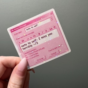 Puede incluir: Una pegatina rosa y blanca con un diseño de ventana de computadora. La ventana tiene el título "Edit Away Message" y contiene un cuadro de texto que dice "note to self: I miss you terribly </3".