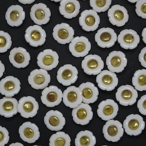 Vtg White with Gold Center Flower Pedal Shank Button 20mm Lot of 6 A223-3 B119-9