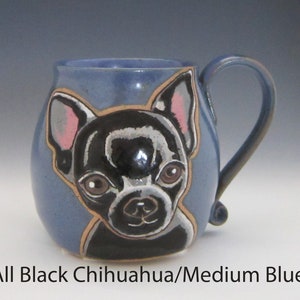 Puede incluir: Una taza de cer&aacute;mica con un esmalte azul y una imagen pintada a mano de un chihuahua negro. El chihuahua tiene orejas rosas y una nariz negra.