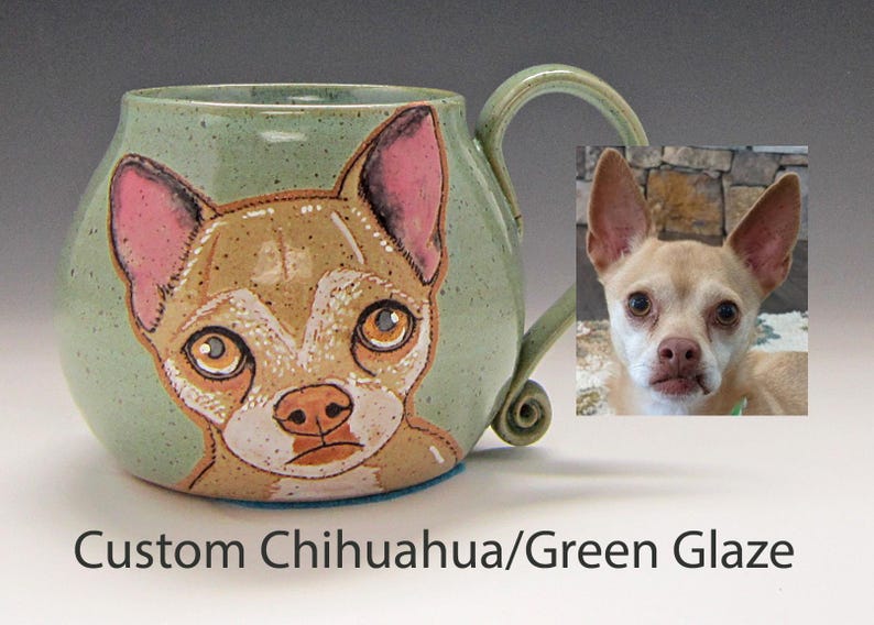 Puede incluir: Una taza de cer&aacute;mica verde con una imagen pintada a mano de un chihuahua. La taza tiene un asa y un esmalte verde moteado. El chihuahua es marr&oacute;n y blanco con orejas rosas.