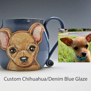 Puede incluir: Una taza de cer&aacute;mica con una imagen pintada a mano de un chihuahua sobre un esmalte azul denim. La taza tiene un cuerpo redondeado y un asa.