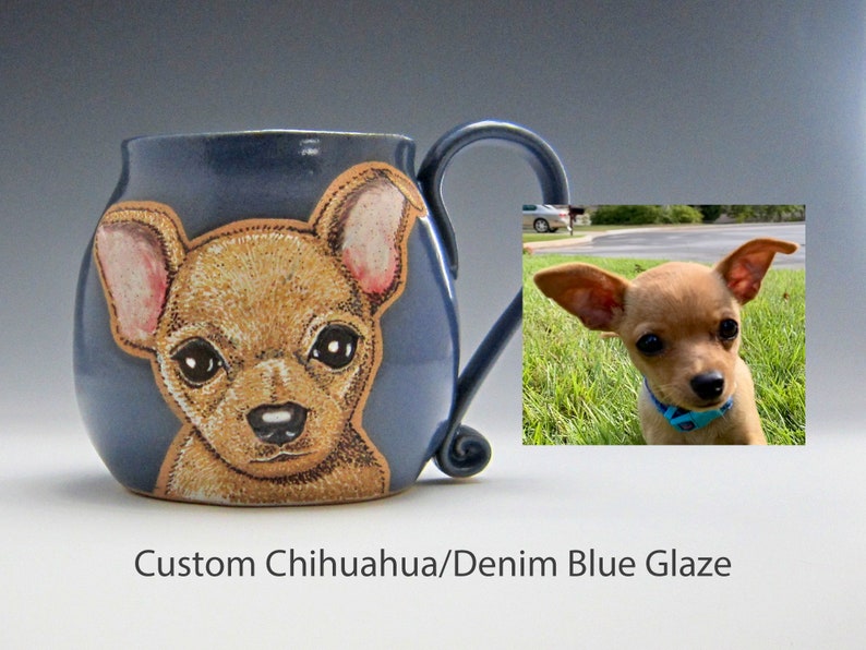 Puede incluir: Una taza de cer&aacute;mica con una imagen pintada a mano de un chihuahua sobre un esmalte azul denim. La taza tiene un cuerpo redondeado y un asa.
