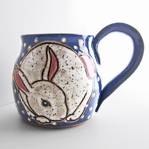 White Rabbit Becher, Geschenk für sie, tolles Vatertagsgeschenk, Keramikbecher, Winterkaninchen, Kaninchenkunst, ca 13 oz, mikrowellengeeignet, spülmaschinenfest.