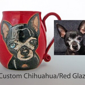 Puede incluir: Una taza de cer&aacute;mica personalizada con un retrato pintado a mano de un chihuahua. La taza es roja con una imagen de chihuahua en blanco y negro. La taza est&aacute; al lado de una foto del chihuahua.