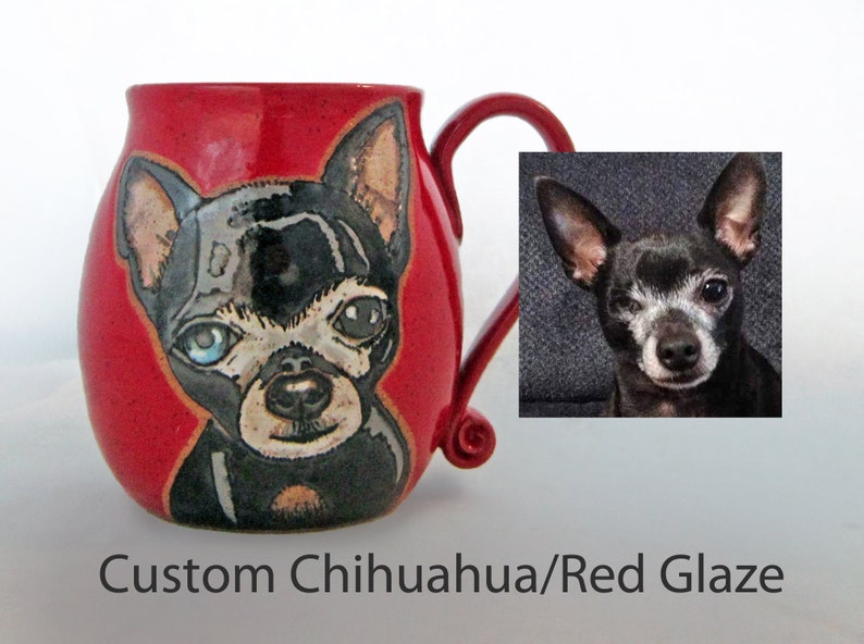 Puede incluir: Una taza de cer&aacute;mica personalizada con un retrato pintado a mano de un chihuahua. La taza es roja con una imagen de chihuahua en blanco y negro. La taza est&aacute; al lado de una foto del chihuahua.
