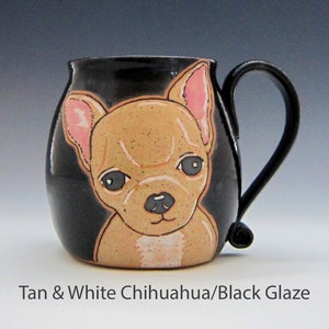 Puede incluir: Una taza de cer&aacute;mica negra con una ilustraci&oacute;n de chihuahua marr&oacute;n y blanco. La taza tiene un esmalte negro y un cuerpo redondeado.
