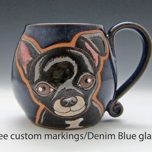 Puede incluir: Una taza de cer&aacute;mica con un dise&ntilde;o pintado a mano de un chihuahua blanco y negro. La taza tiene un esmalte azul denim y un cuerpo redondeado con asa.