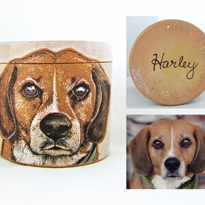 K&ouml;nnte beinhalten: Eine Keramikdose mit einem handgemalten Portr&auml;t eines Beagle-Hundes. Der Deckel der Dose tr&auml;gt den Namen "Harley".