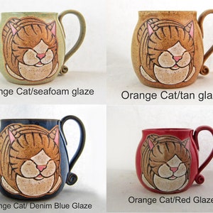 Pode incluir: Quatro canecas de cer&acirc;mica com desenhos de gatos. Cada caneca apresenta um rosto de gato laranja com os olhos fechados. As canecas est&atilde;o em cores diferentes: verde-&aacute;gua, bege, azul denim e vermelho. O texto "Orange Cat" e a cor da cobertura est&atilde;o impressos abaixo.