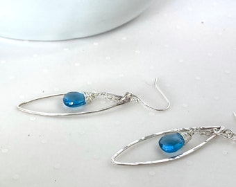 Piedras preciosas de cuarzo azul Londres engastadas dentro de un alambre elíptico de plata esterlina hecho a mano, martillado y detallado.