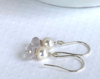 Pendientes de amatista rosa y perlas colgantes de plata de ley hechos a mano con Designinggems.