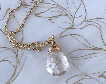 Collar con colgante briolet hecho a mano de cuarzo rutilado envuelto en oro a partir de una cadena de oro.