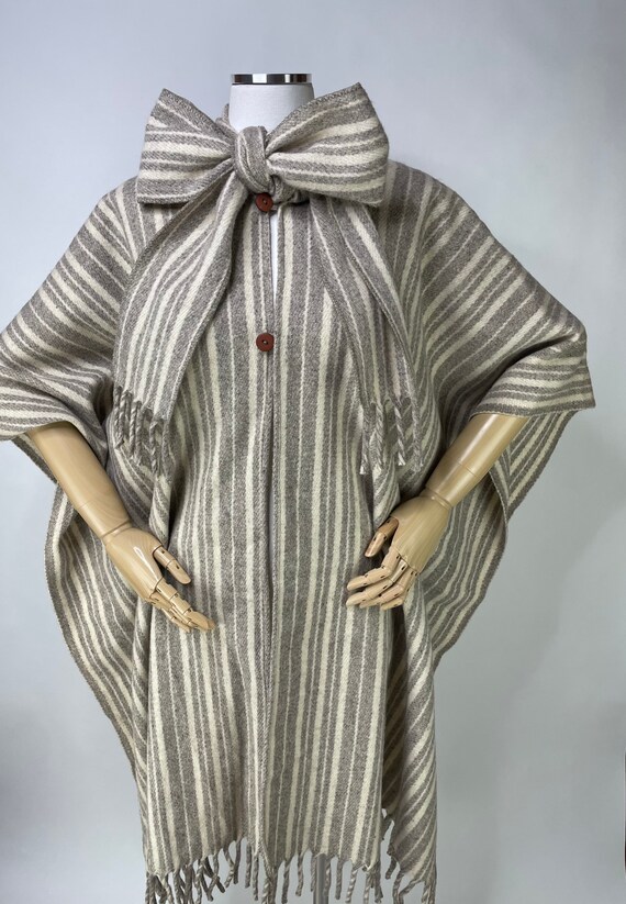 1970s Striped Grey & White Wool Button Front Ponc… - image 8