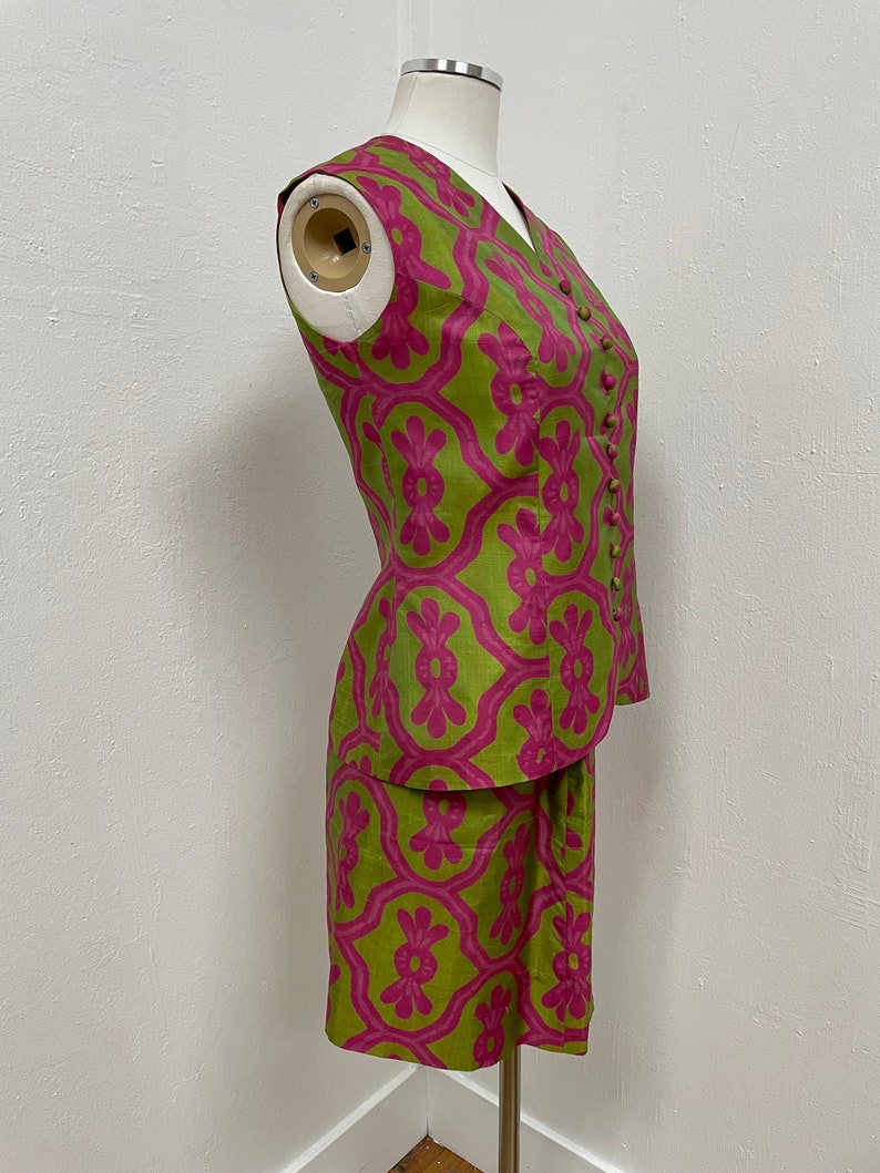 Chemisier en soie fait main à imprimé abstrait rose vif et vert citron des années 1960/1990 avec tailleur jupe assortie XS Vintage, Deee-Lite, Groovy, Rétro image 6