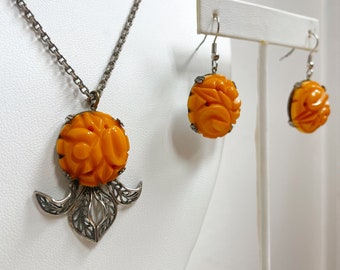 Collier à pendentif en bakélite caramel des années 40 et 60 avec pendants d'oreilles assortis | vintage, années 50, rétro, cadeau, orange, argent