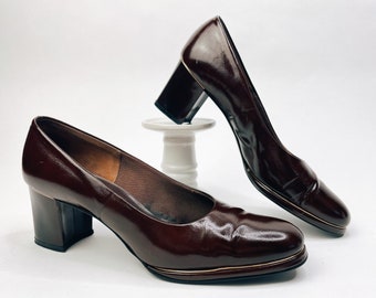 Vintage 1970s Dark Chocolate Brown Patent Leather Slip On Pump w Chunky Heel & Gold Piping by Life Stride USA Size 6.5 / 7 Narrow | Working