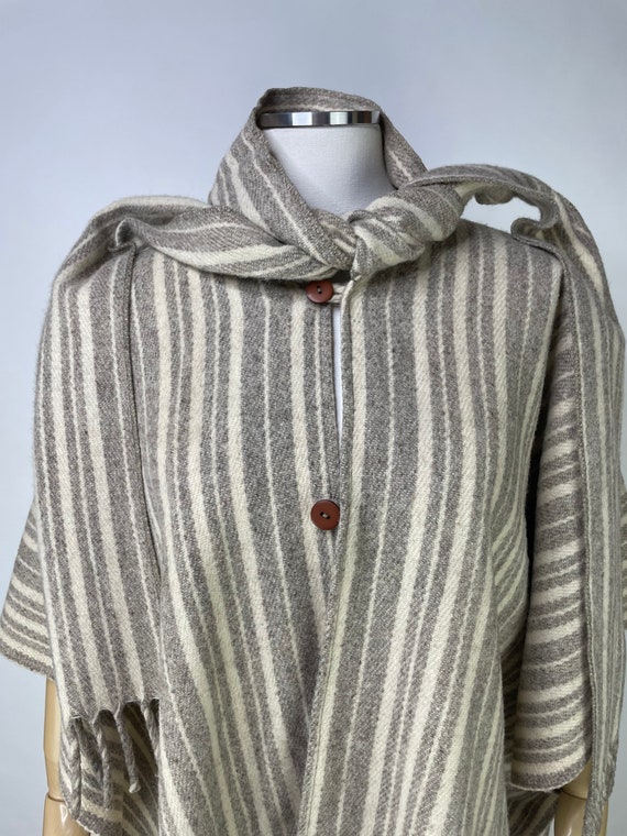 1970s Striped Grey & White Wool Button Front Ponc… - image 9