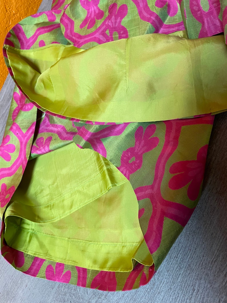 Chemisier en soie fait main à imprimé abstrait rose vif et vert citron des années 1960/1990 avec tailleur jupe assortie XS Vintage, Deee-Lite, Groovy, Rétro image 10